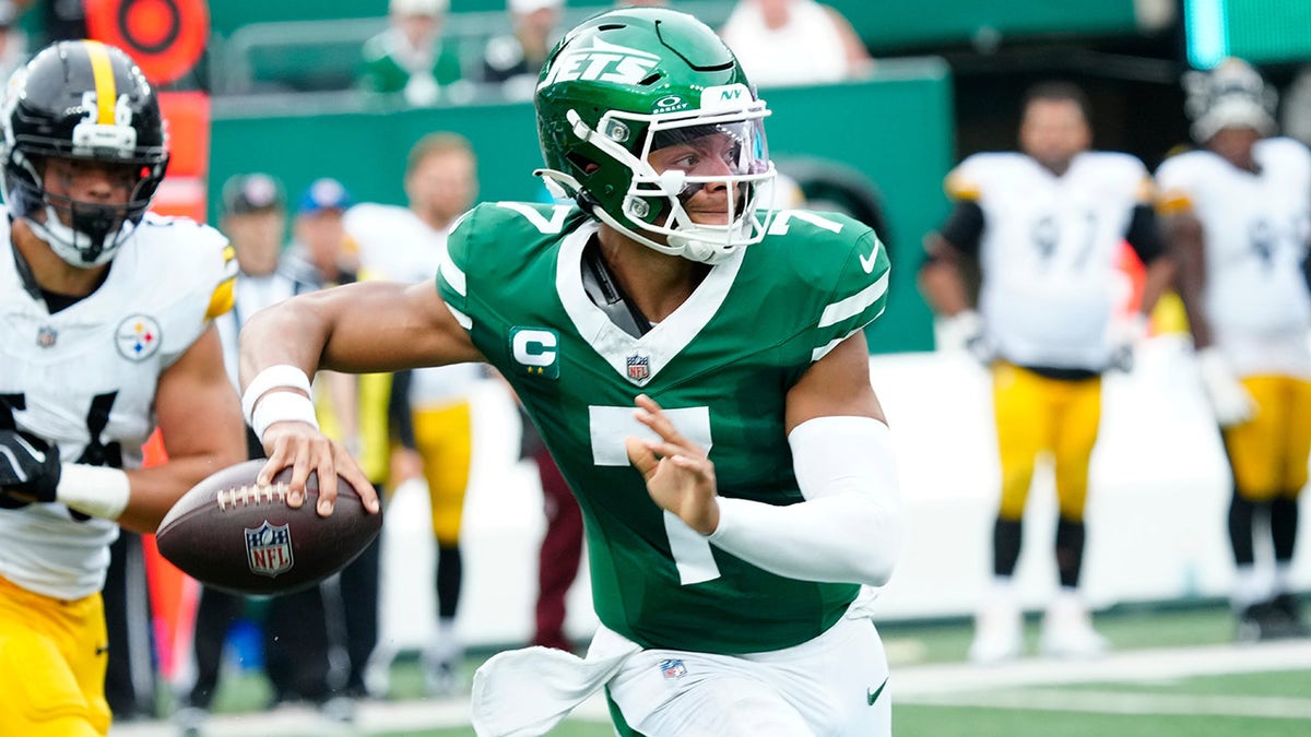 Justin Fields looks to pass