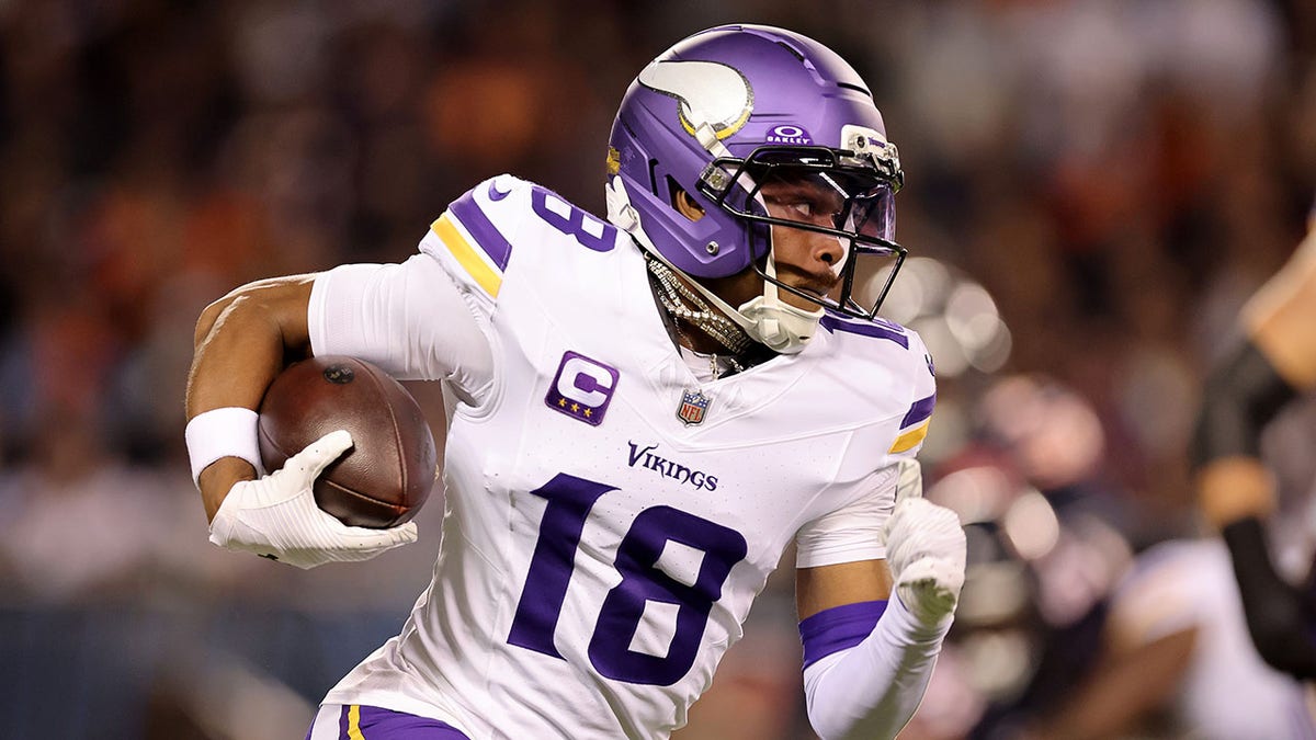 Justin Jefferson runs with the ball