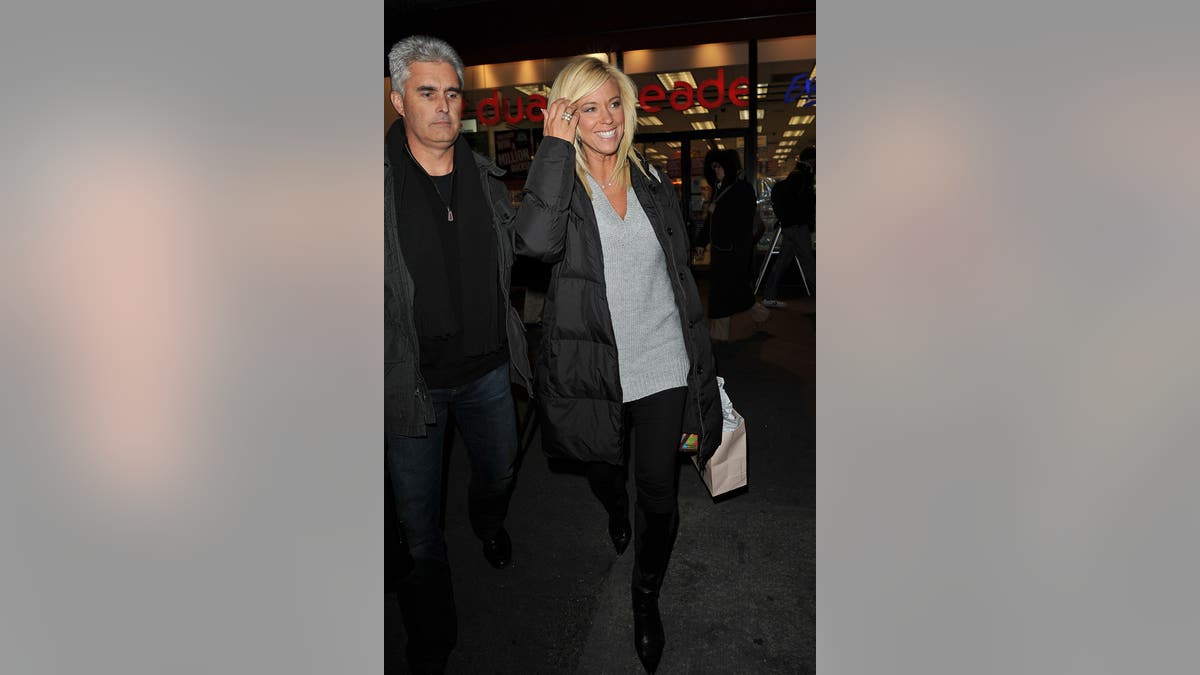Kate Gosselin 8 Aralık 2010'da koruması Steve Neild ile birlikte ayrıldı.