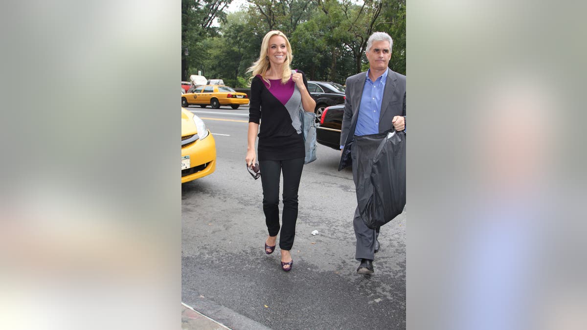 Kate Gosselin, 3 Ekim 2012'de koruması Steve Neild ile New York'ta yürüyor.