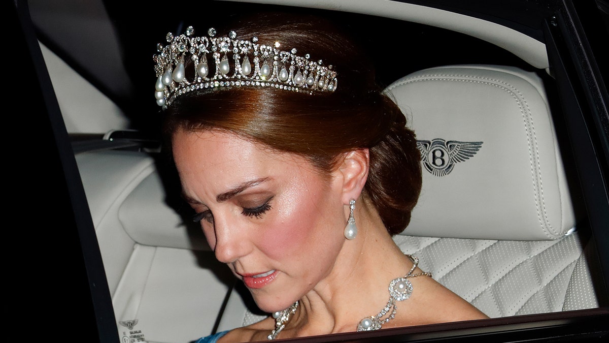 凱特·米德爾頓(Kate Middleton)戴上冠冕時正在看一輛汽車。