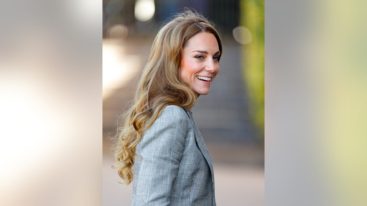 凱特·米德爾頓(Kate Middleton)的新側面個人資料 "布朗德" 頭髮。