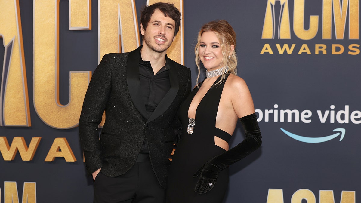Mart 2022'de Kelsea Ballerini ve Morgan Evans Country Müzik Akademisi Ödülleri'nde.