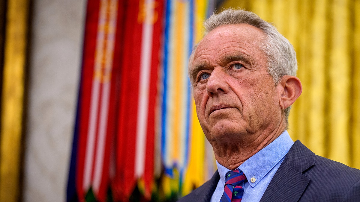Robert F. Kennedy Jr. e o Dr. Marti Mackey enviaram cartas a milhares de empresas farmacêuticas na terça -feira, com um aviso para parar de anunciar drogas fraudulentas.