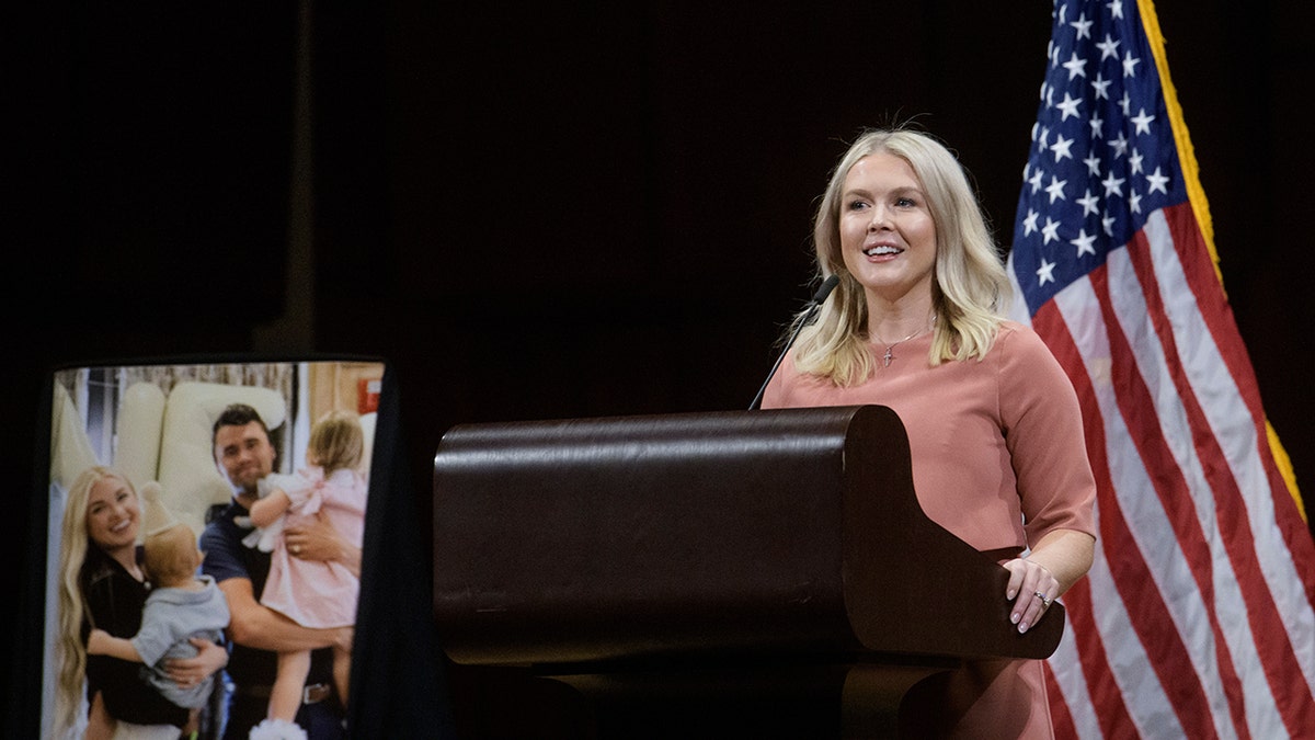 Vestido rosa de Karoline Leavitt fala em Charlie Kirk Vigil