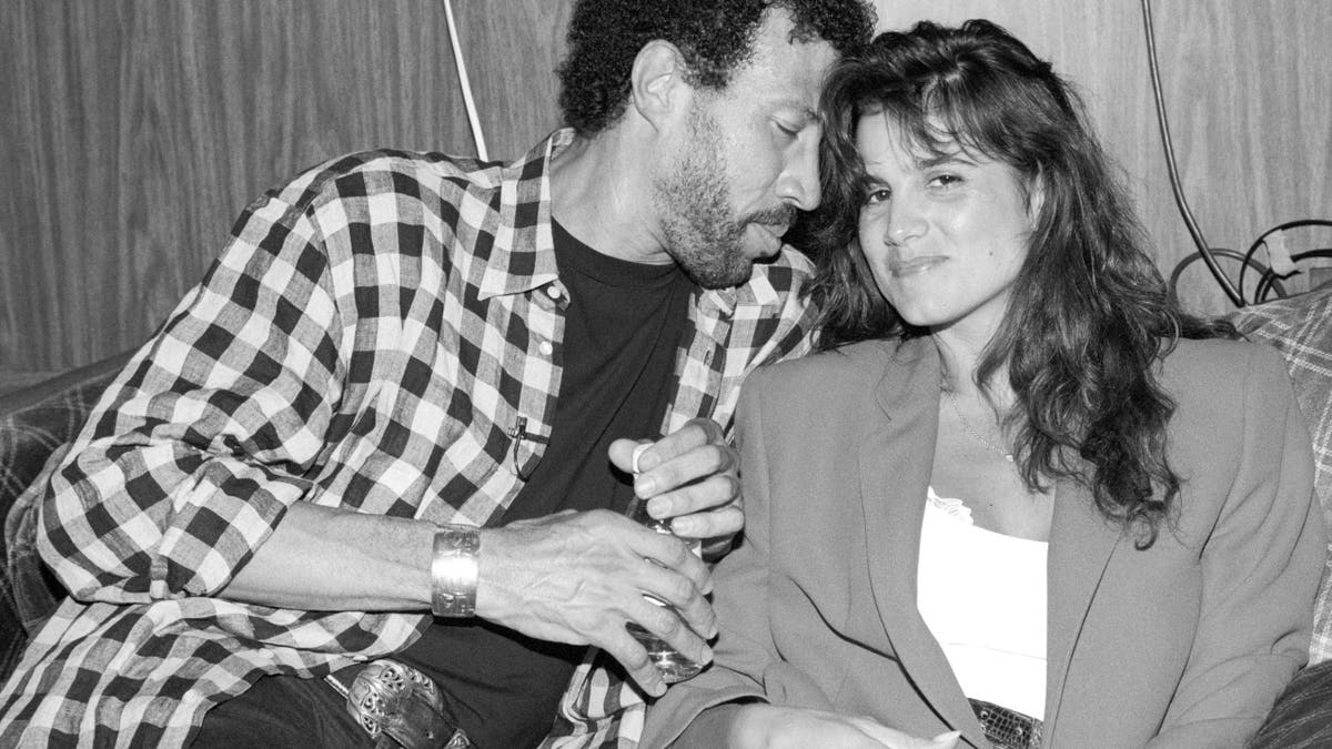 萊昂內爾·里奇(Lionel Richie)為她的前妻黛安·亞歷山大(Diane Alexander)拍了一張黑白照片。