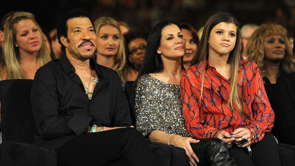 萊昂內爾·里奇(Lionel Richie),前妻子黛安·亞歷山大(Diane Alexander)及其女兒索非亞(Sofia)2012 ACMS。