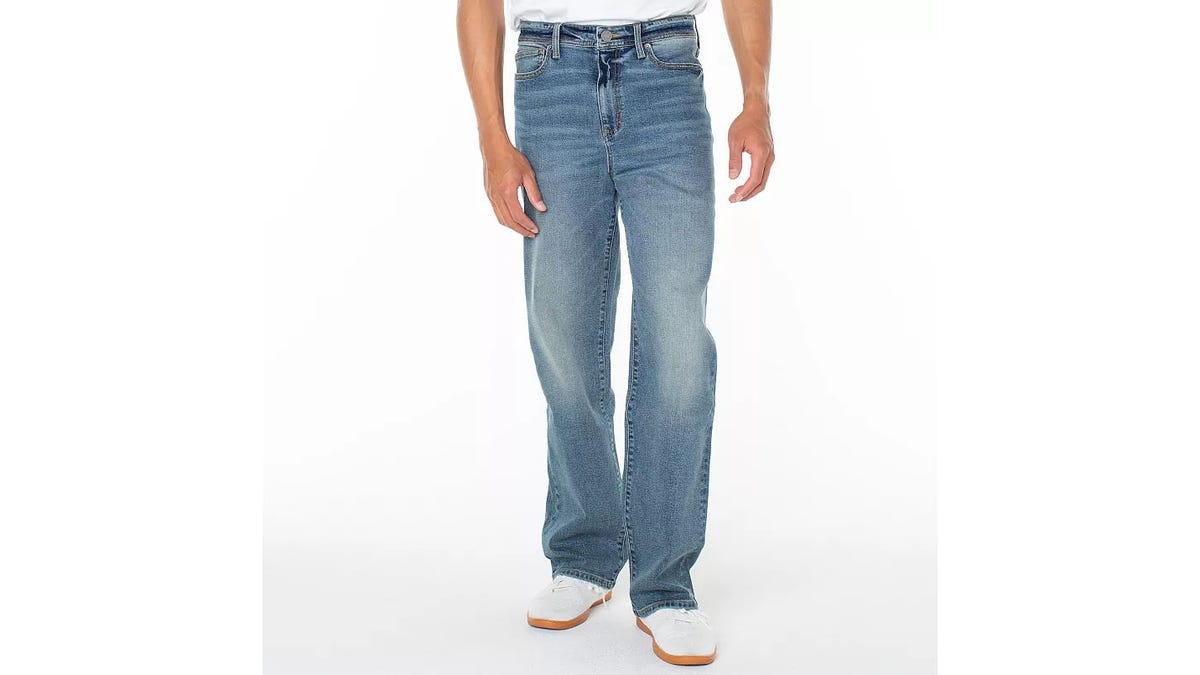 These jeans feature a classic five-pocket design.