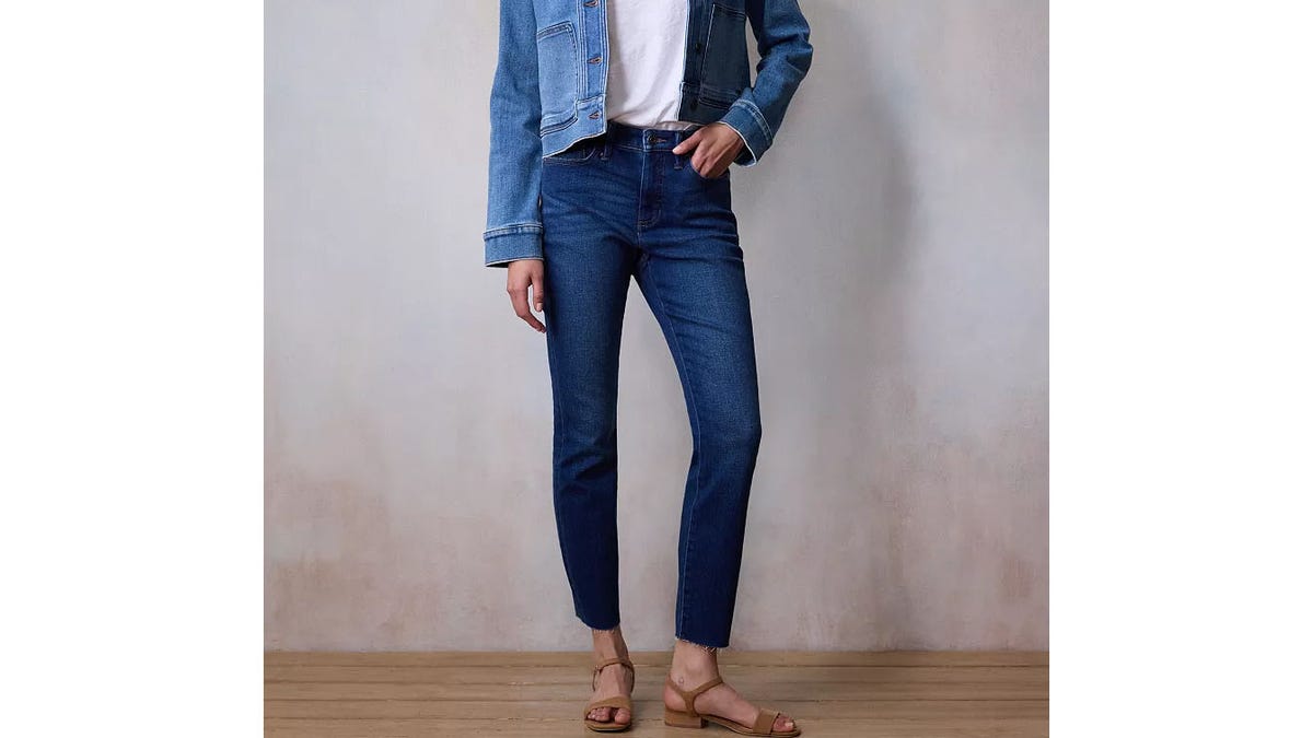 These skinny jeans are made with stretch denim.
