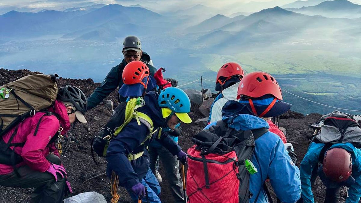 man breaks record oldest to climb mount fuji