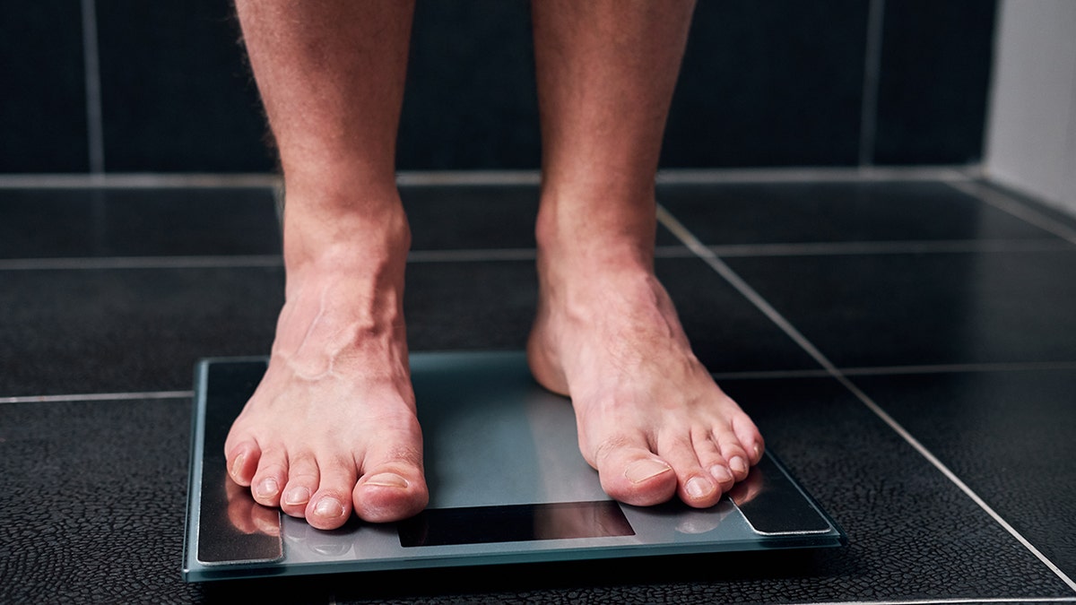 The human foot on his feet closed when he lifted weights himself