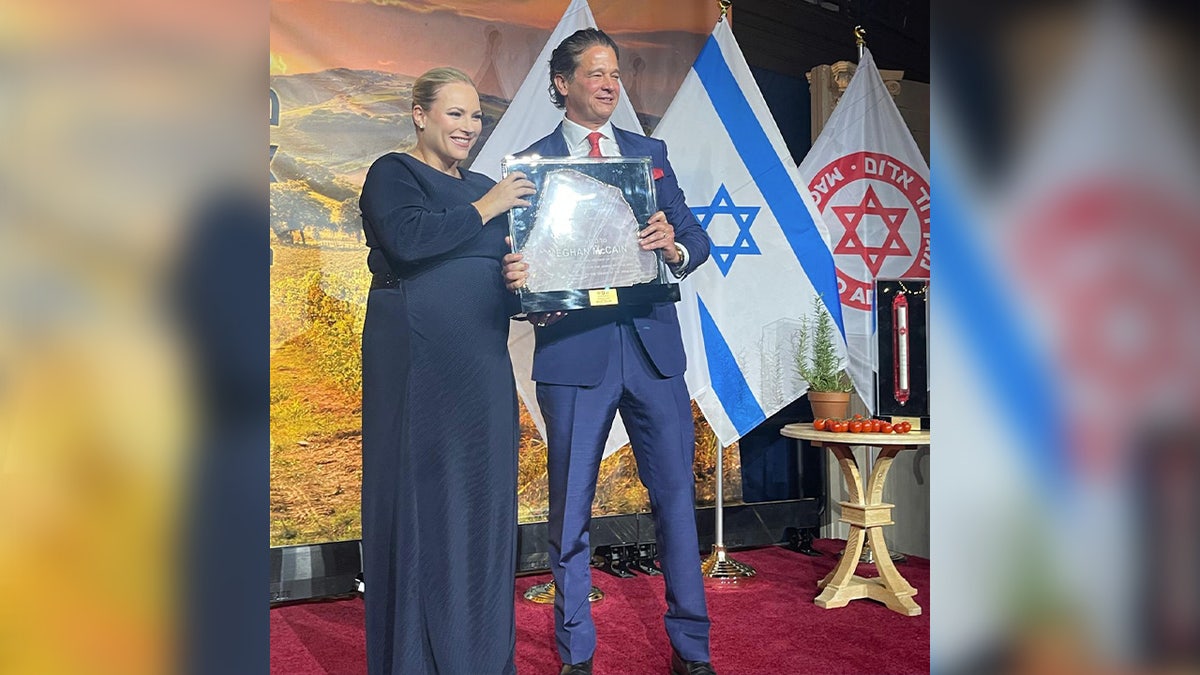 Meghan McCain trzyma American Friends of Magen David Adom