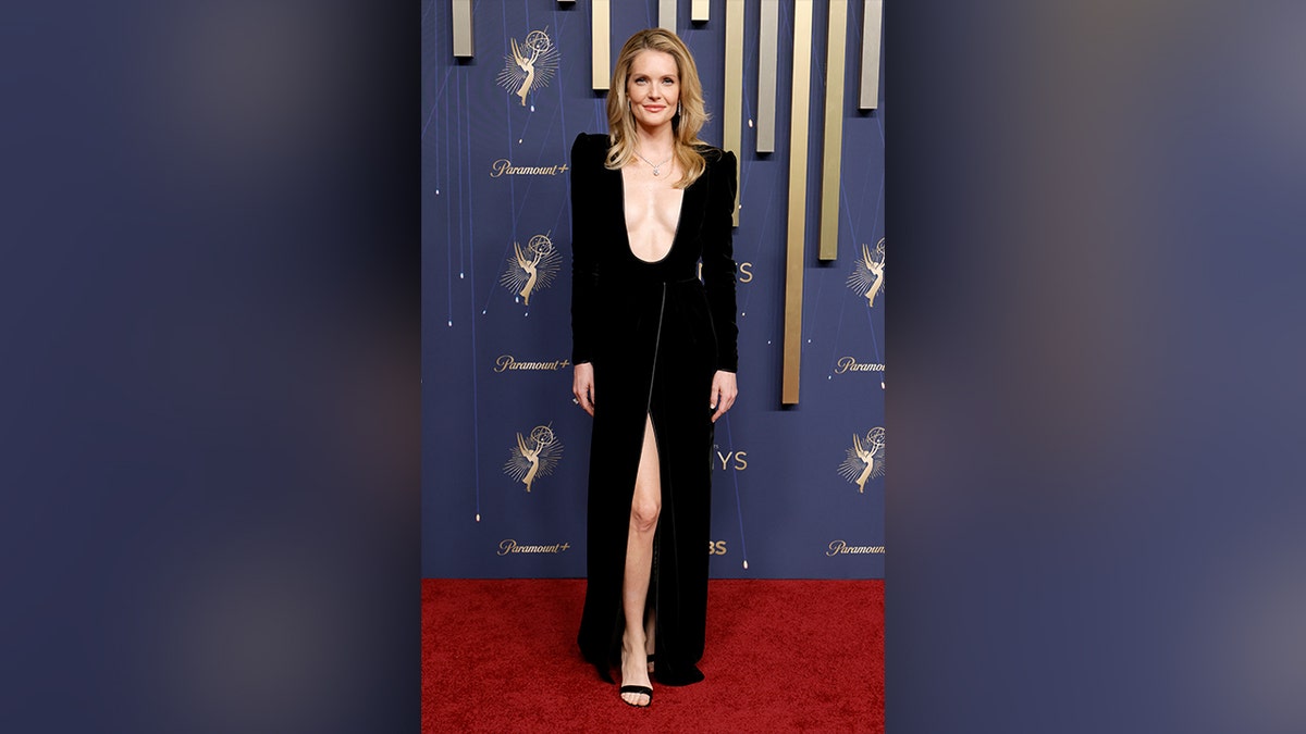Meghann Fahy no 2025 Emmy Awards em um vestido preto.
