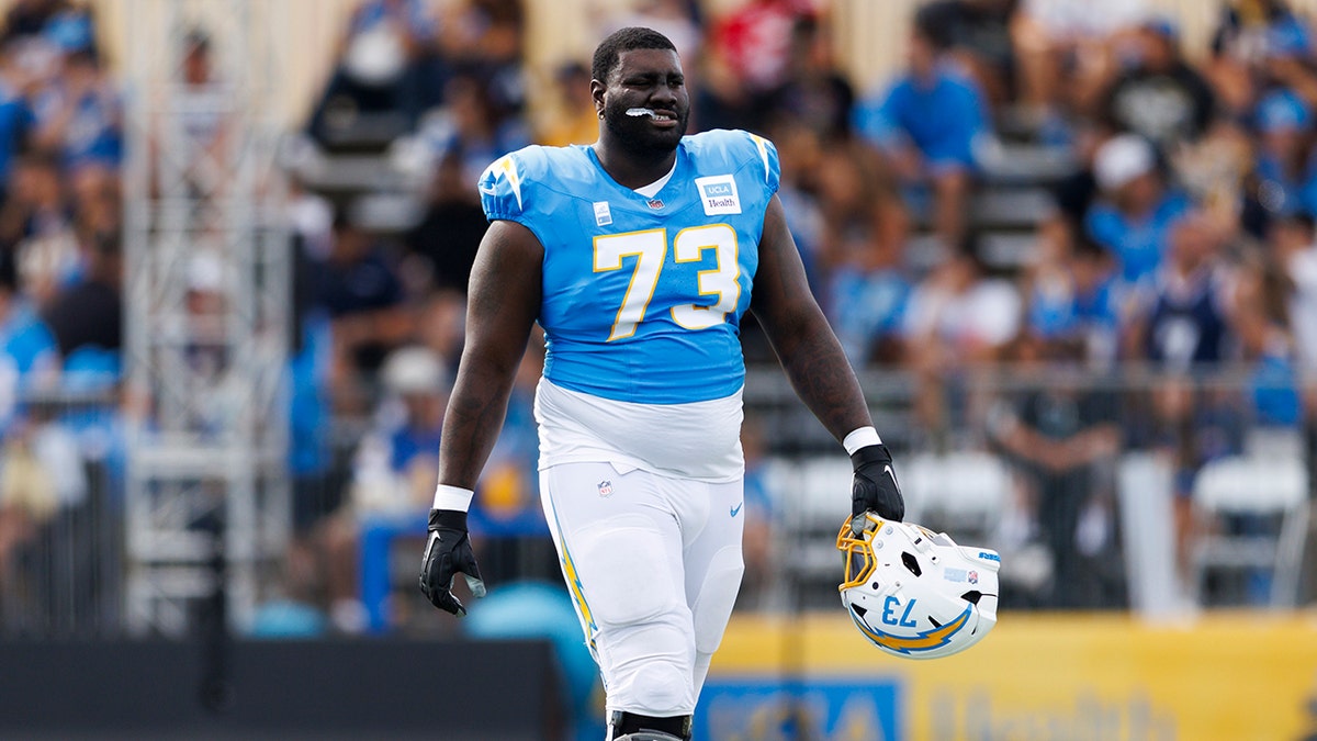 Mekhi Becton at a Los Angeles Chargers practice