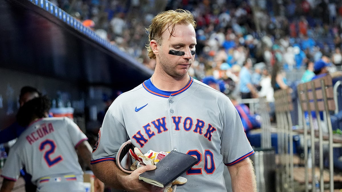 Pete Alonso gathers belongings