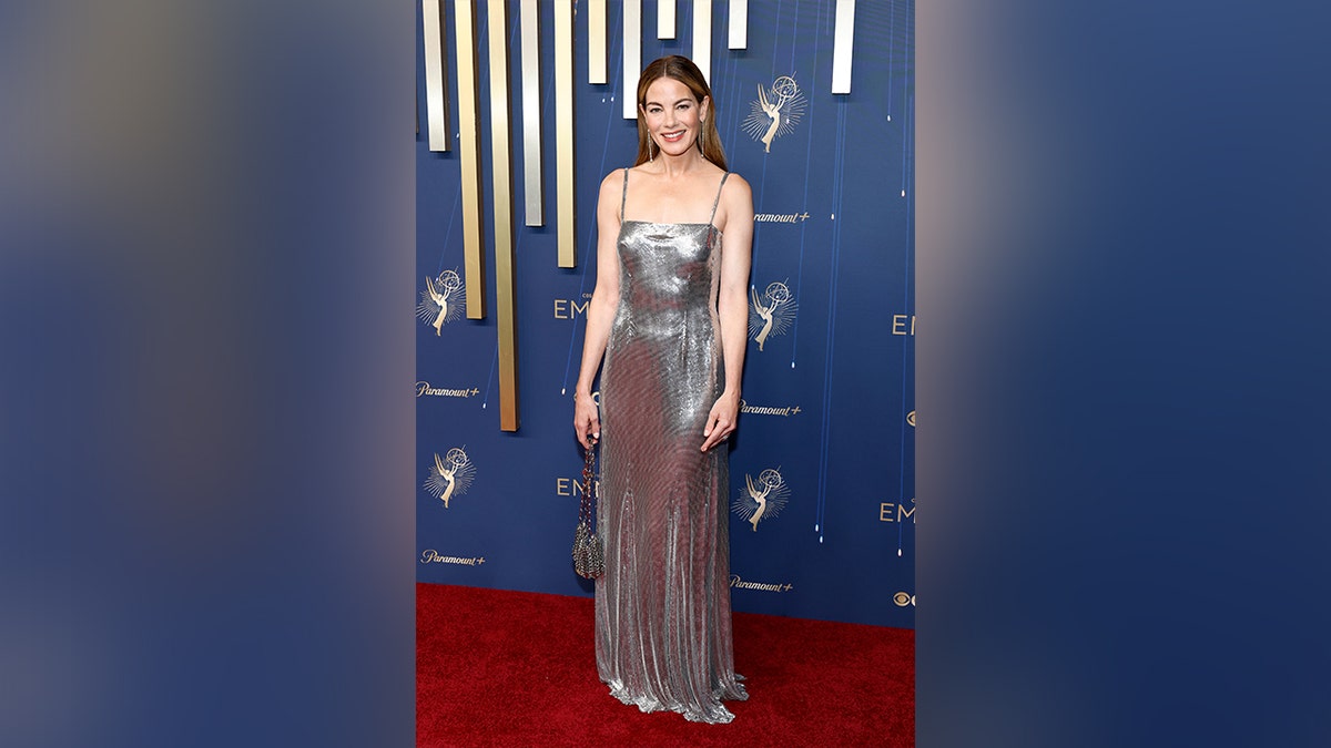 Michelle Monaghan usava um vestido metálico prateado no 2025 Emmy Awards.