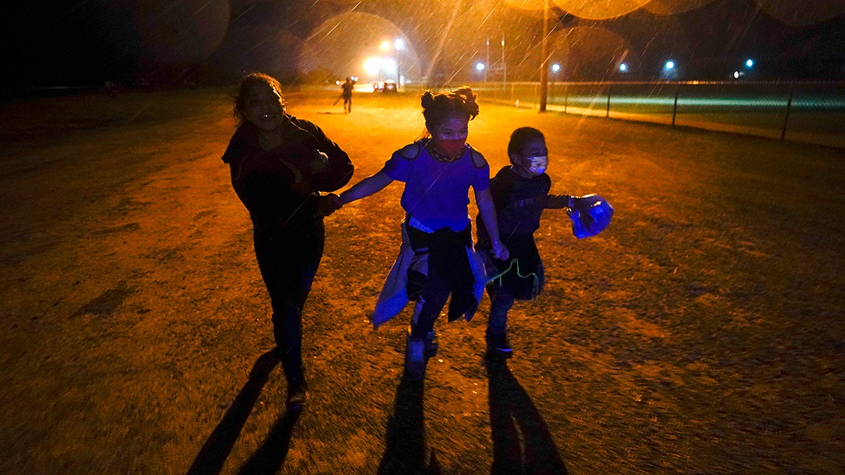 Niños pequeños corriendo de la mano