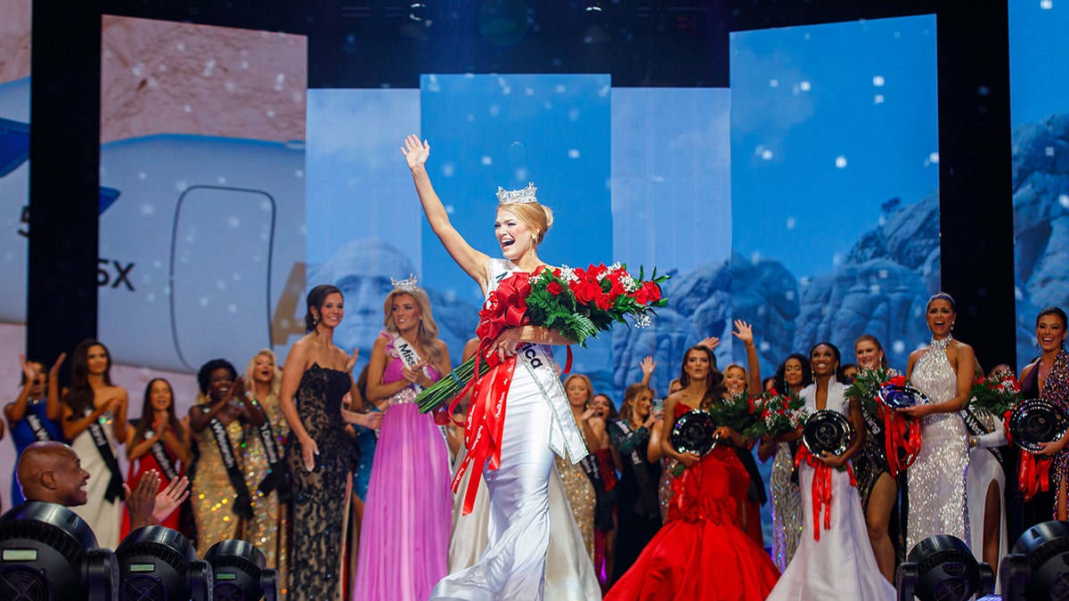 Miss America waving the crowd after winning.