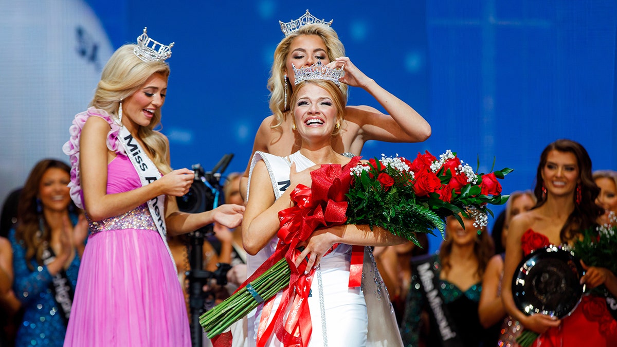Miss America being crowned.