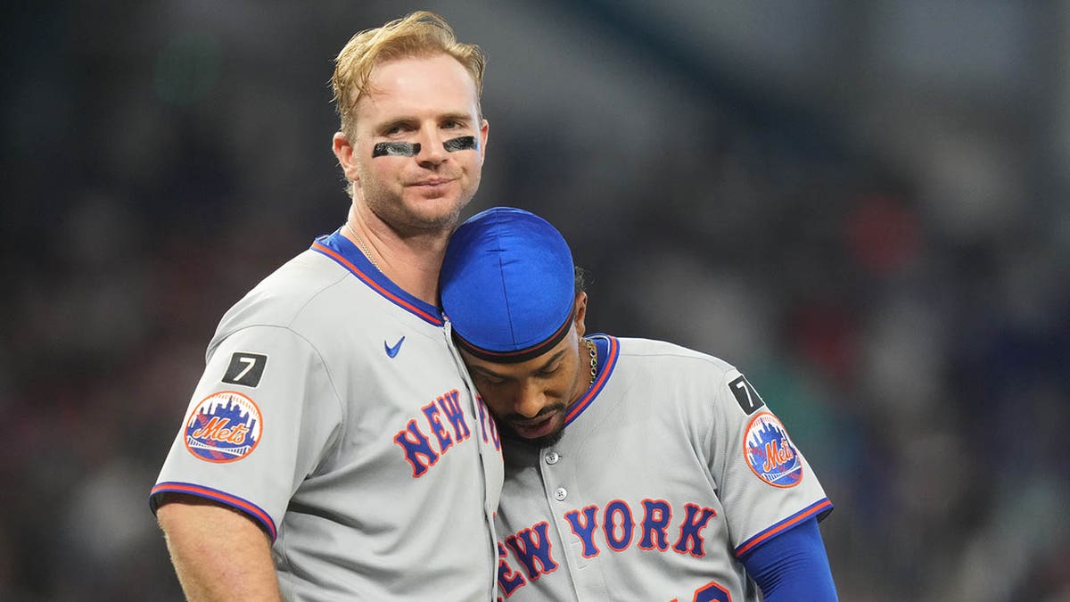 Pete Alonso embraces Francisco Lindor