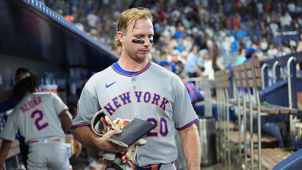 Pete Alonso ekipmanını alır