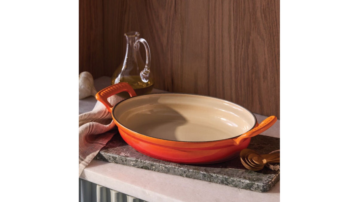 Transfer the oval grandin as a dish directly from the oven to the table.