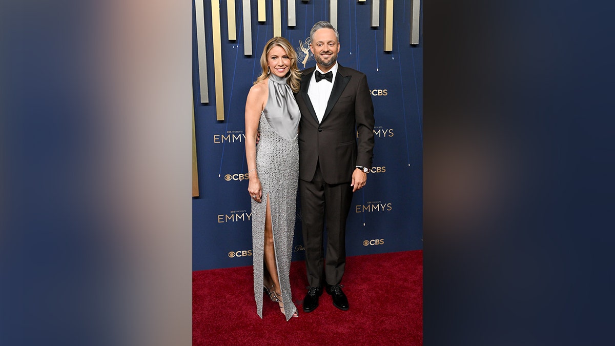 Nate Bargatze e sua esposa Laura estão no tapete vermelho do Emmy Awards.