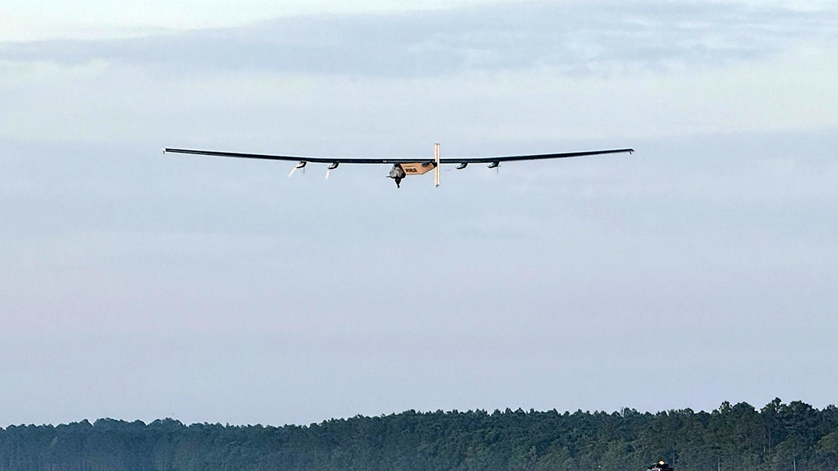 El skydweller con energía solar dron aero se eleva a través del cielo.
