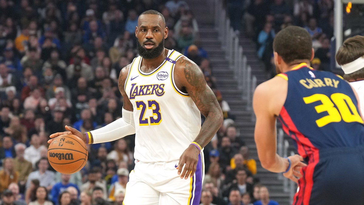 Stef Curry, aby spojrzeć na LeBrona Jamesa