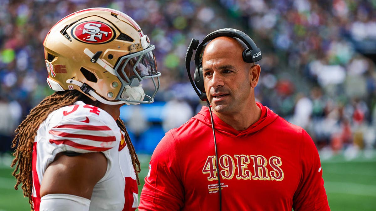 Robert Saleh fala com seu jogador