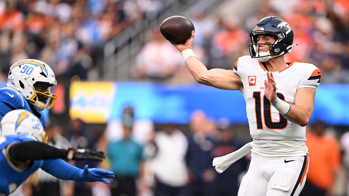 Bo Nix throws a pass