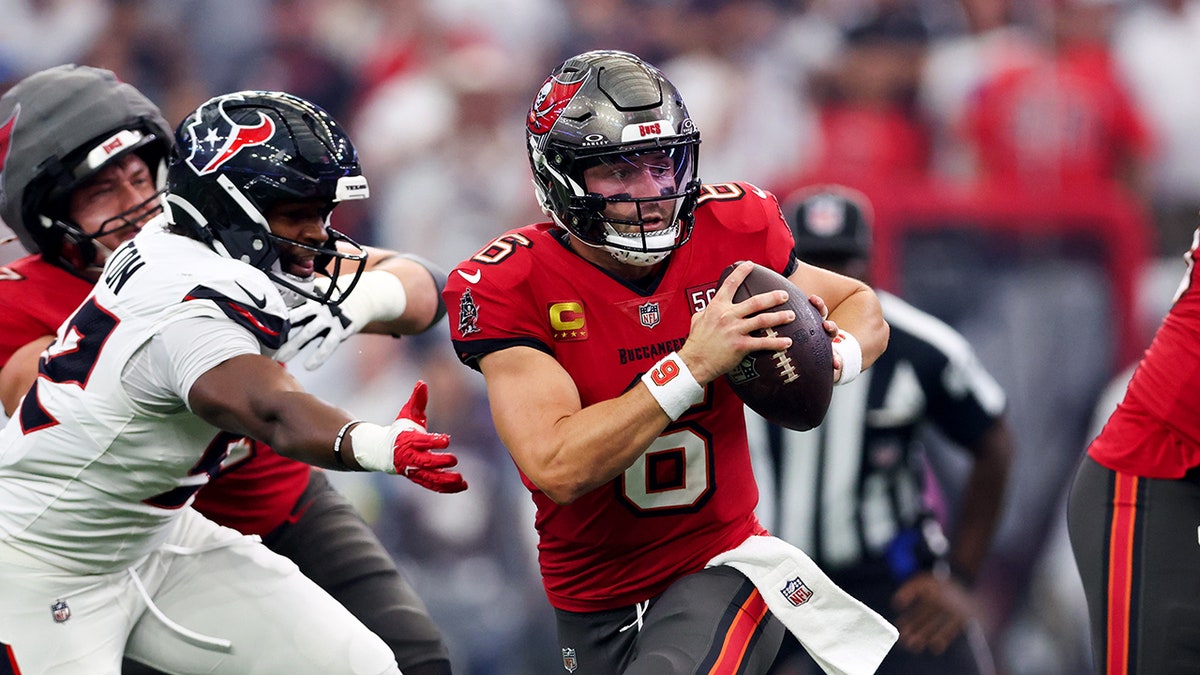 Baker Mayfield runs from Texans defense