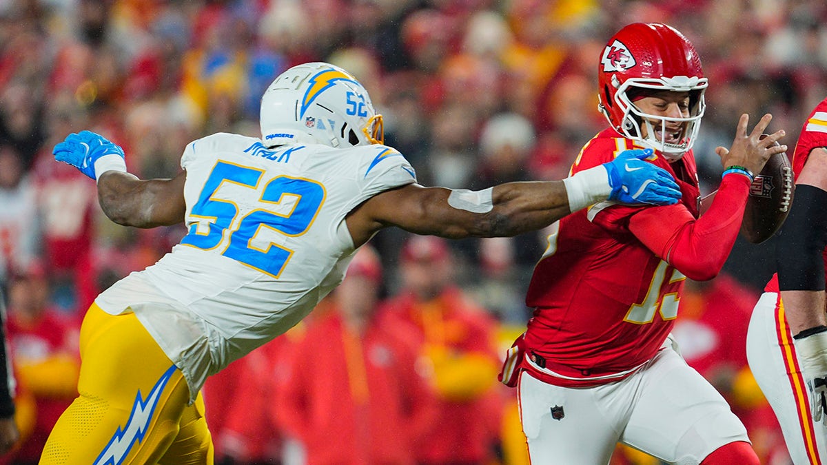 Khalil Mack sacks Patrick Mahomes