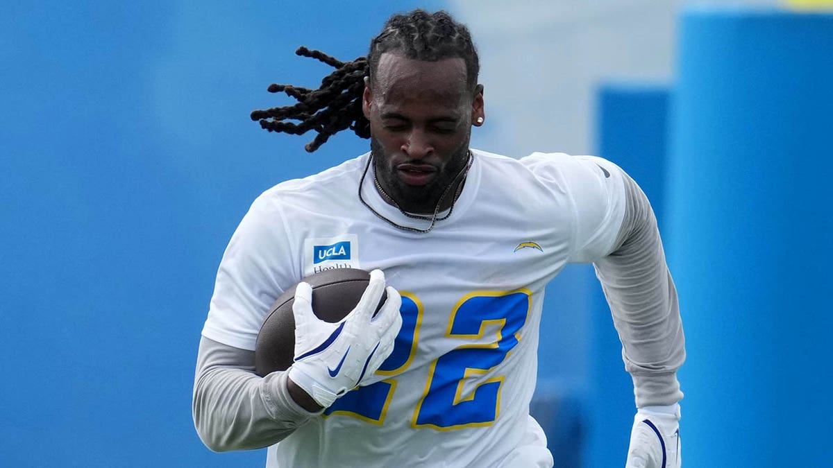 Najee Harris practices