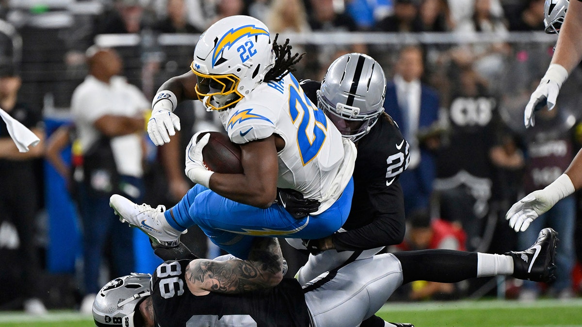 Najee Harris tackled vs Raiders