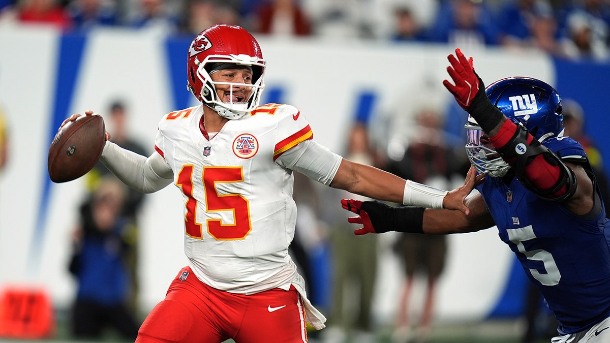 Patrick Mahomes stiff arms Kayvon Thibodeaux