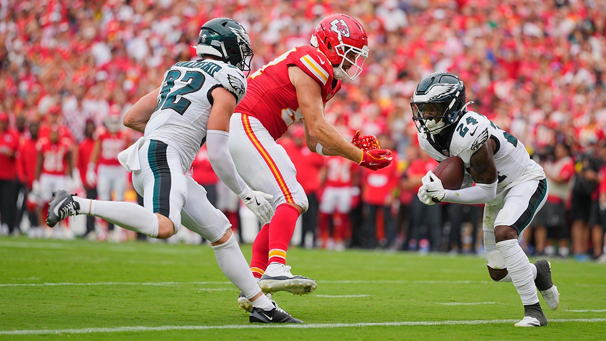 Travis Kelce drops a pass
