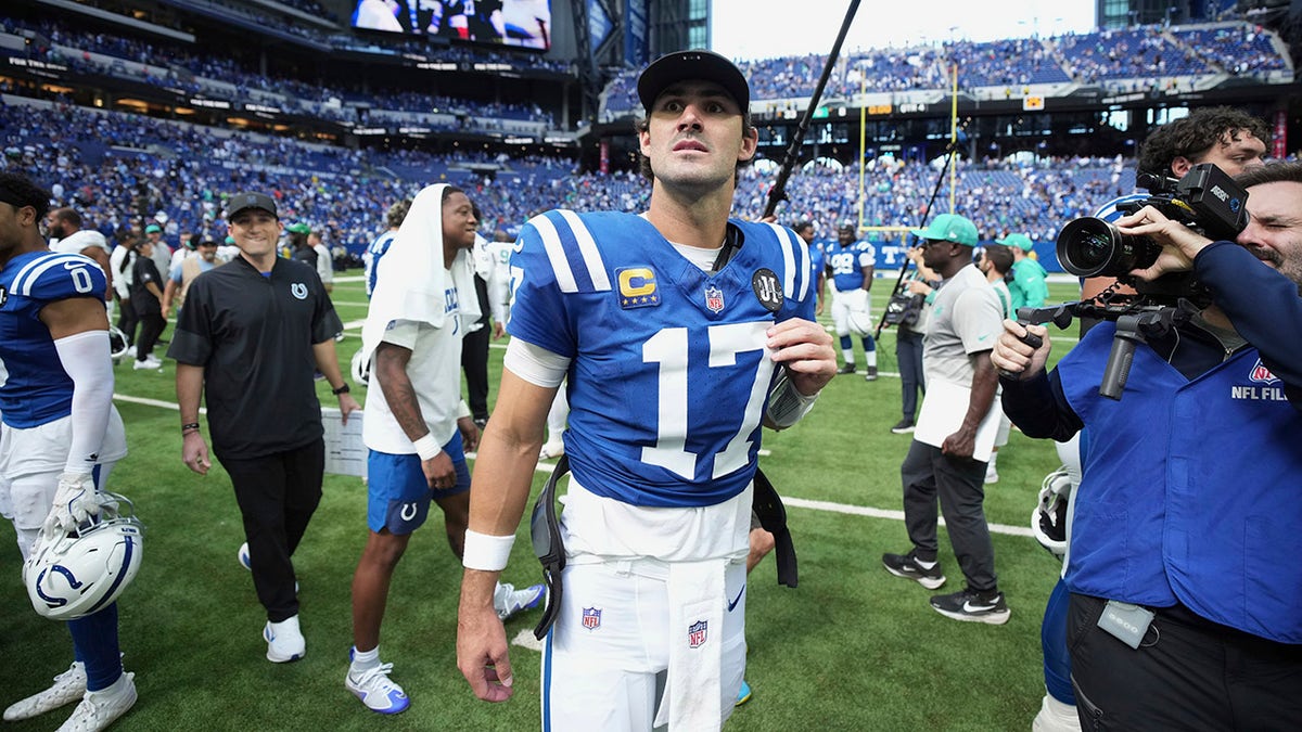 Daniel Jones leaves the field