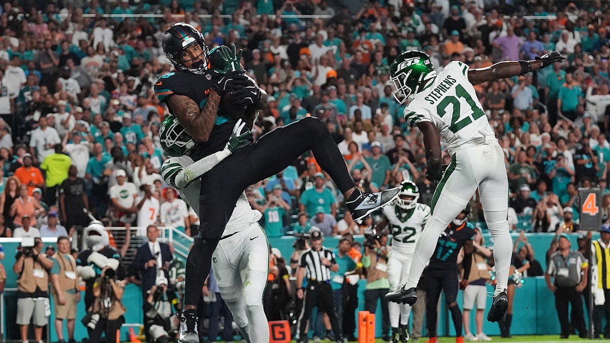 Darren Waller comes down with the ball