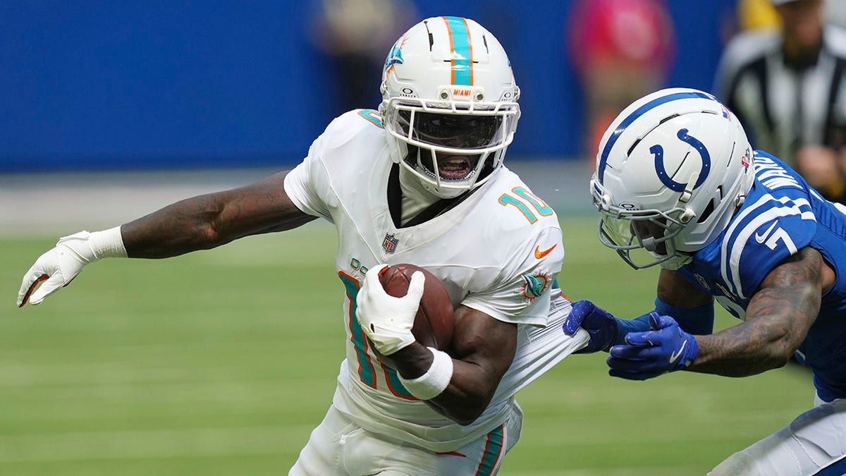 Tyreek Hill scampers