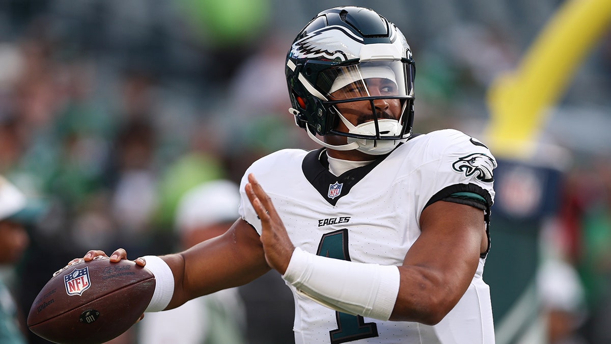 費城老鷹隊的四分衛杰倫·赫倫(Jalen Hurts)(1)在與林肯金融領域的辛辛那提孟加拉虎隊進行比賽前熱身時將球投擲。