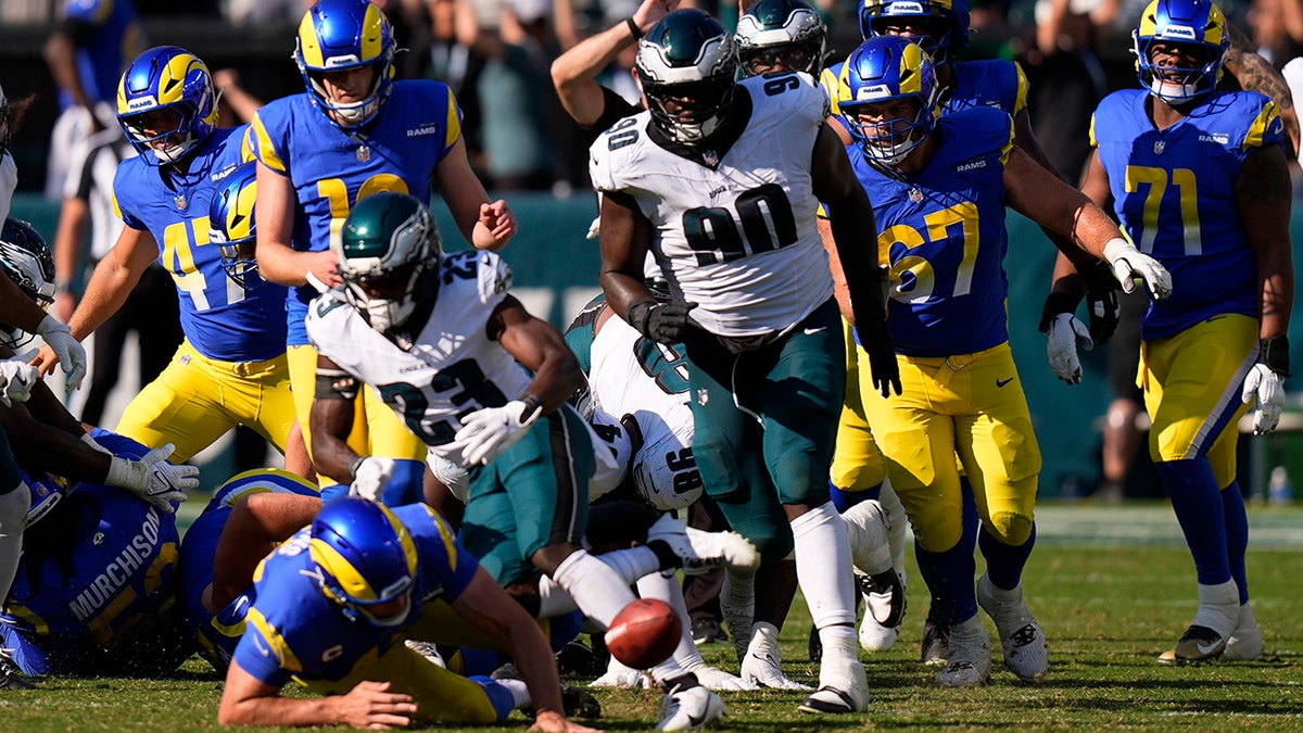 Jordan Davis runs for the ball