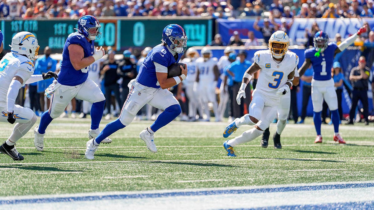 Giants' Jaxson Dart makes immediate impact in first NFL start
