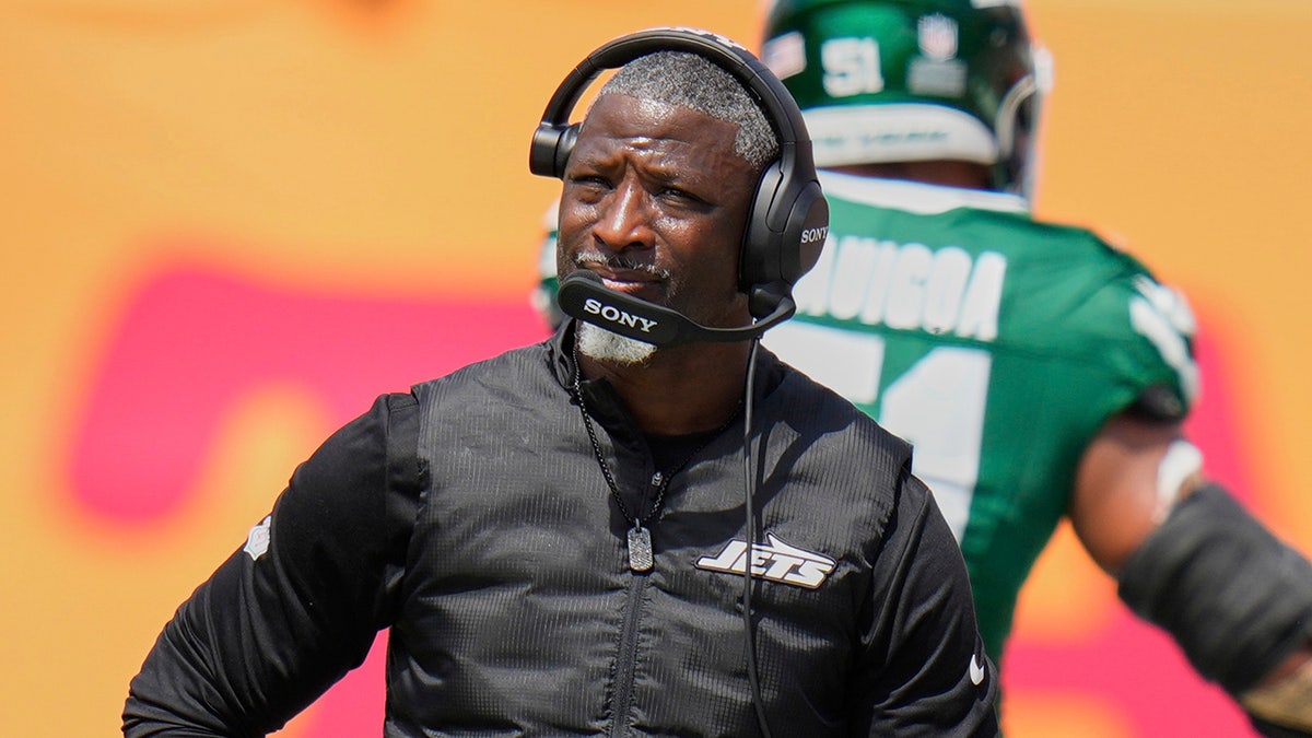 Aaron Glenn on the sideline