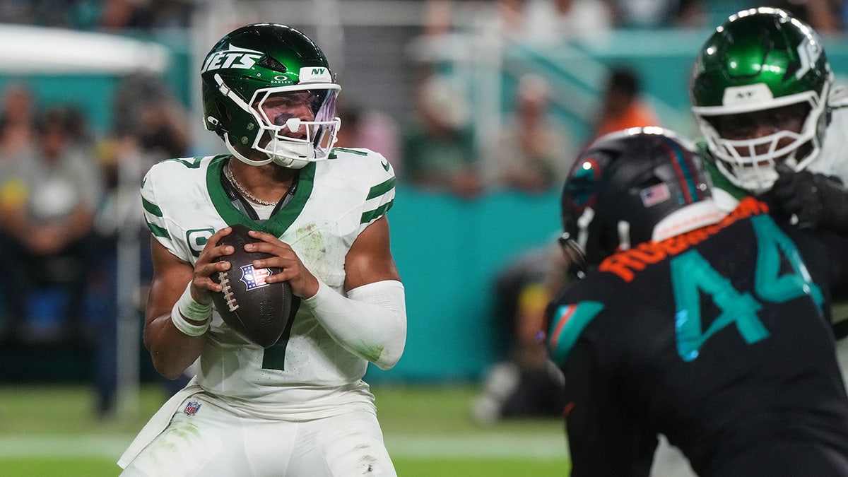 Chop Robinson pressures Justin Fields