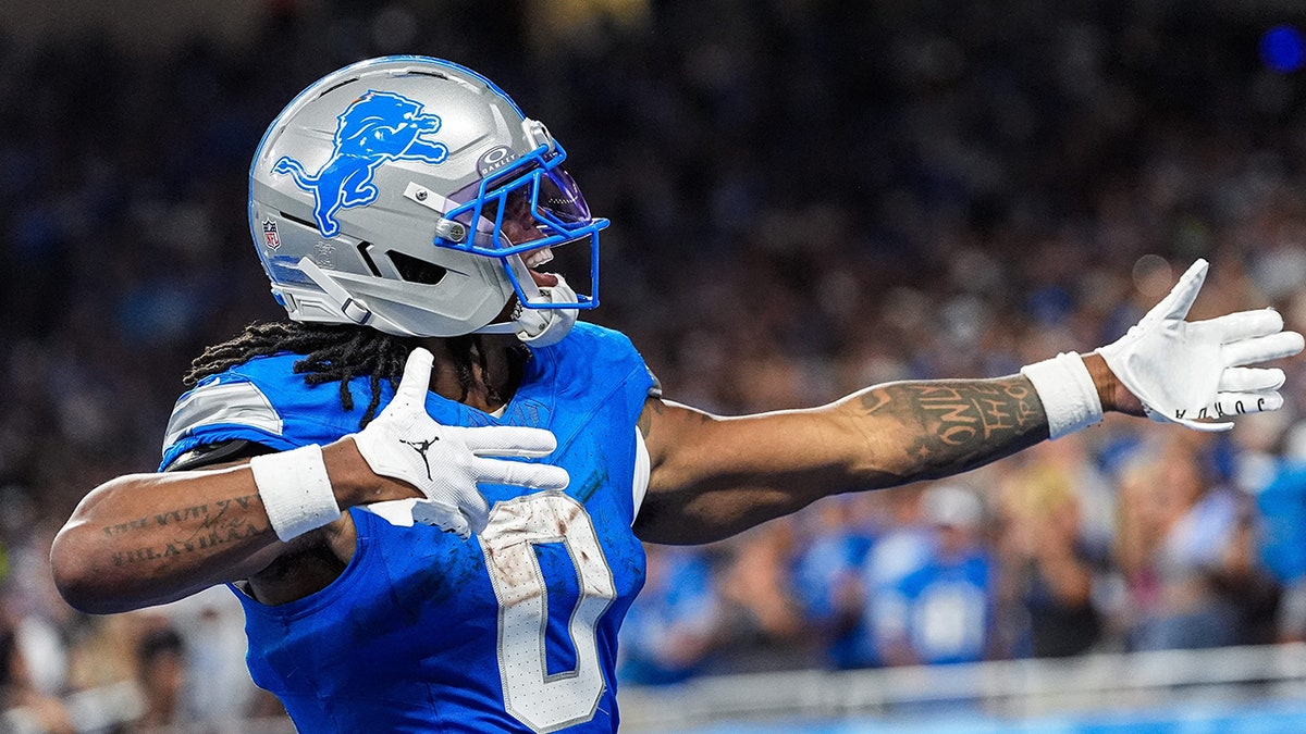 Jahmyr Gibbs celebrates