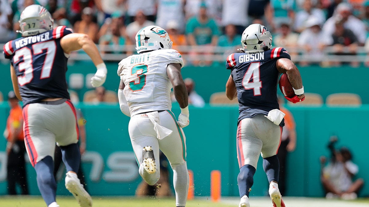 Antonio Gibson returns a kick