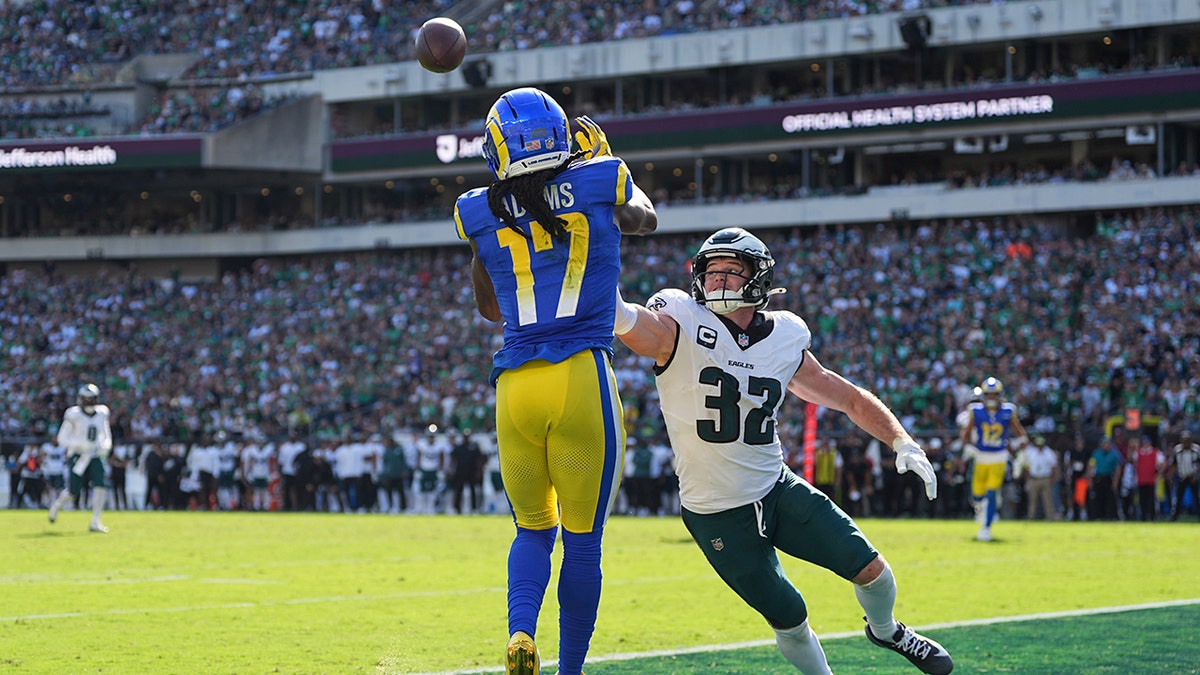 Davante Adams catches a ball