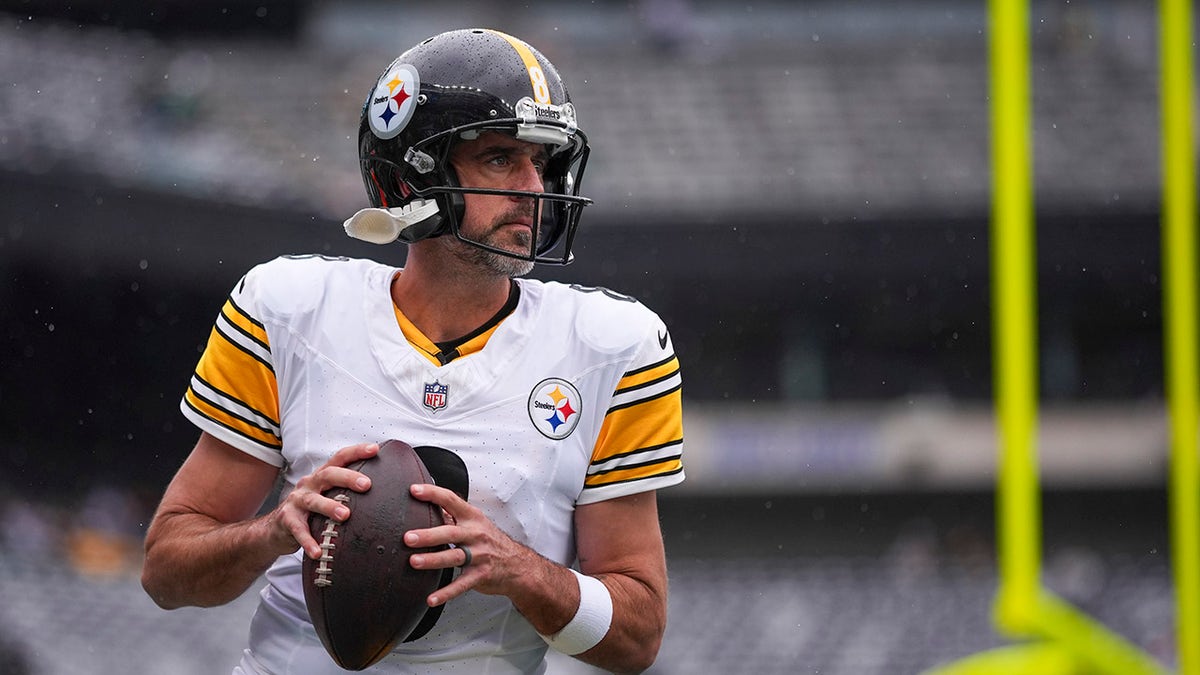 Aaron Rodgers Warm Up