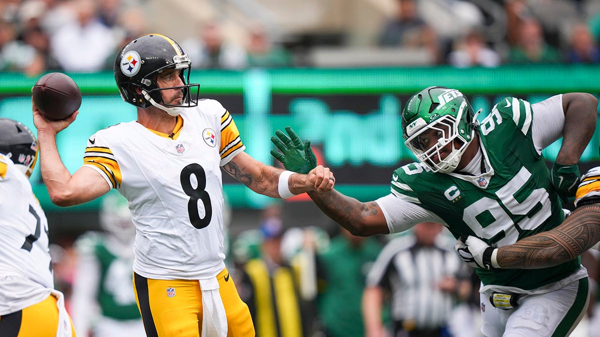 Aaron Rodgers throws